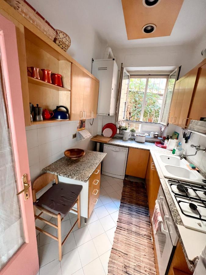 Living In Vatican Apartment Rom